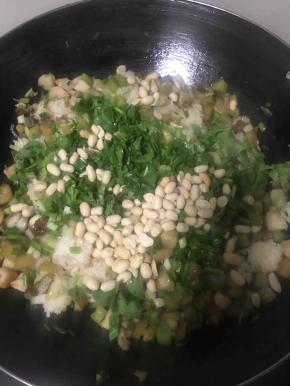 将饭同配料混合攪拌