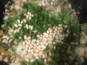 将饭同配料混合攪拌