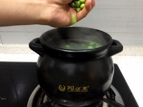 将青豆洗净后放入煲中