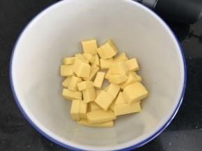 黄油先室温自然软化至筷子轻易戳进，但不能融化成液态哟