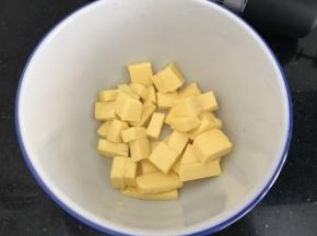 黄油先室温自然软化至筷子轻易戳进，但不能融化成液态哟