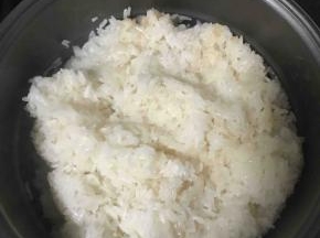 将煮好糯米饭起窝