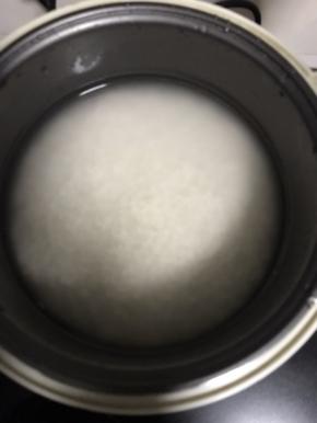 先将糯米洗淨放到电饭煲