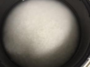 先将糯米洗淨放到电饭煲