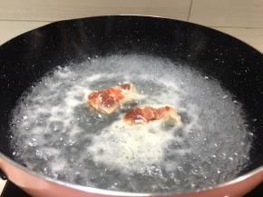 锅里放水将大骨头炖小洗净放入锅中去血水