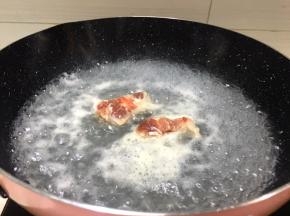 锅里放水将大骨头炖小洗净放入锅中去血水