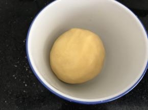 揉成面团，静置10分钟