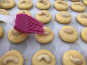 全部做完，每个小饼约10g，总共32个，这时预热烤箱170上下火5分钟（大家参考这个量适当增减）
表面每个刷一层蛋液