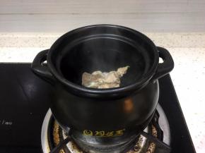 准备一个煲，我一般爱用陶煲王的煲汤煲，一般一家人喝就够了将大骨头放入煲中