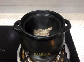 准备一个煲，我一般爱用陶煲王的煲汤煲，一般一家人喝就够了将大骨头放入煲中