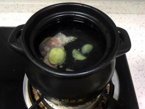 将切好的生姜片放入煲中