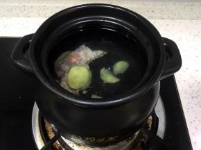 将切好的生姜片放入煲中