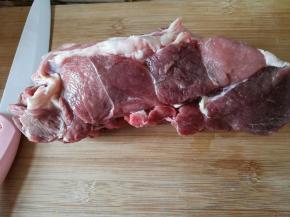 羊肉用流水冲洗干净。