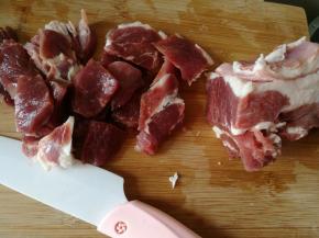 用奈瓷刀切块，这里特别说明一下我用的奈瓷刀，奈瓷刀硬度仅次于钻石，刀身厚度只有陶瓷刀的一半，用的纳米级材料经过四天打磨才有现在镜面奈瓷刀，奈瓷刀切新鲜果蔬能延缓抗氧化，防止串味，分量特别轻特别适合女性使用。