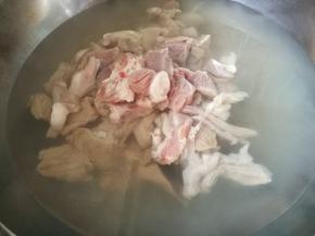 锅里烧开水，把羊肉焯水，捞出流水冲洗干净浮沫。