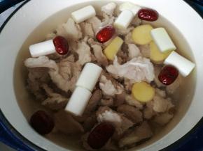 另起一锅，锅里放入清水，葱段，姜片，红颜枣，大火烧开，下入羊肉块，煮沸后转小火炖50分钟。