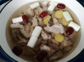 另起一锅，锅里放入清水，葱段，姜片，红颜枣，大火烧开，下入羊肉块，煮沸后转小火炖50分钟。