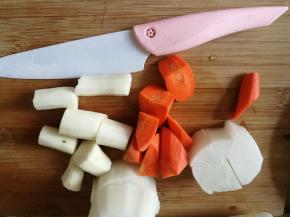 山药去皮切段，白萝卜胡萝卜切块。