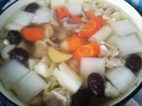 把切好的白萝卜胡萝卜放入羊肉锅里，炖20-30分钟，炖熟即可，出锅前加入盐，胡椒粉。