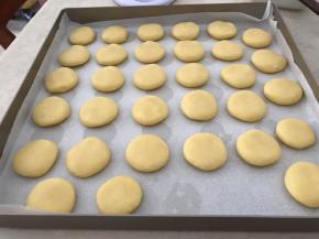 稍微压扁放进烤盘里