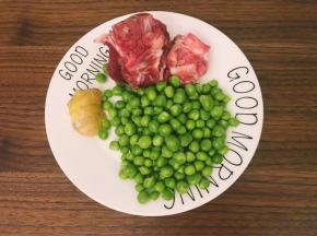 将材料，青豆，大骨头，生姜准备好