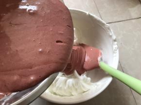 拌好后再倒回那2/3蛋清里，同样以翻拌或切拌手法拌均匀