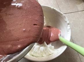 拌好后再倒回那2/3蛋清里，同样以翻拌或切拌手法拌均匀