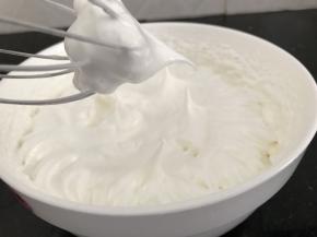 打发到提起打蛋器时，蛋清直立拔尖就好了