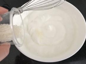 打发至出现纹路时，加入最后白糖，继续打发