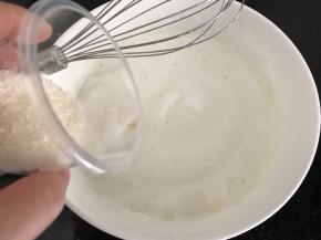 打发至泡沫变细腻时加入第二次白糖，继续打发