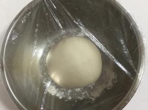 盖上保鲜膜，放在温暖处发酵！