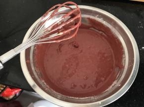 翻拌均匀至无颗粒顺滑的面糊后放置一旁备用