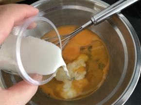 再加入牛奶，搅拌均匀