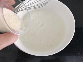 蛋清里加入2滴柠檬汁或白醋（去蛋腥）
打发至鱼眼泡状加入第一次量的白糖，继续打发（70g白糖分三次加入）