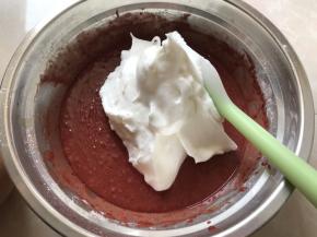 然后先拔1/3打发好的蛋清到原来步骤5拌好的面糊里，翻拌或切拌均匀
切记：不要打圈搅拌，否则会消泡