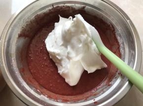 然后先拔1/3打发好的蛋清到原来步骤5拌好的面糊里，翻拌或切拌均匀
切记：不要打圈搅拌，否则会消泡