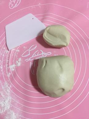 揉好的面团切开一块，里面有细小的气孔，揉好了；