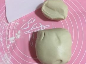 揉好的面团切开一块，里面有细小的气孔，揉好了；