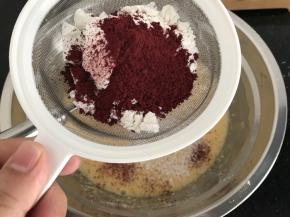 筛入混合的低粉和红曲米粉