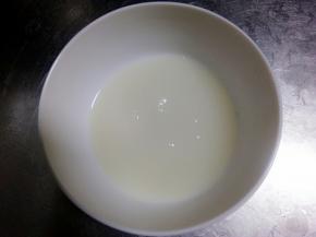 酵母用手温水化开，静置十分钟