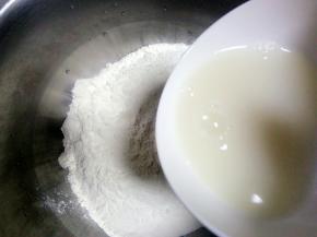 盆里放入面粉，把酵母水放进去