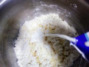 放入牛奶，牛奶要一点点的加