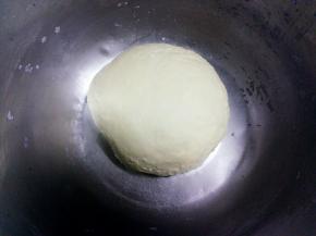 揉成光滑的面团，盖上盖子，放温暖的地方醒发