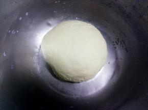 揉成光滑的面团，盖上盖子，放温暖的地方醒发