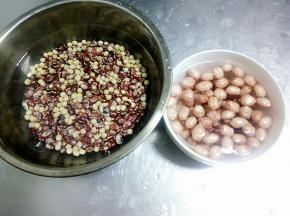 花生和豆子提前一晚上泡好