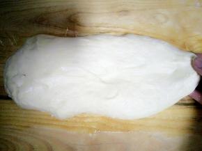 把面团拿出来，不要用手揉，用手轻轻把面团拉开