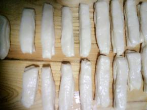 切成小宽条，两个一摞