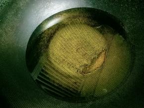 锅中倒入宽油，中火