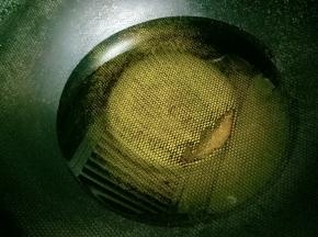 锅中倒入宽油，中火