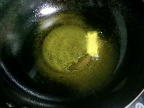 油温上来后，取一小块面团丢进去试试，面团很快浮上来，说明可以炸了